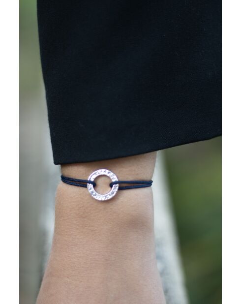 Flaches Kreis-Armband aus gehämmertem Silber/Grau