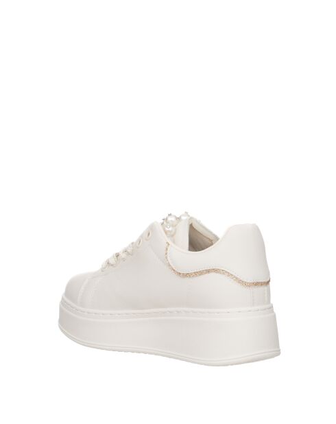 Sneakers van Léa in parelmoer ivoorkleurig leer