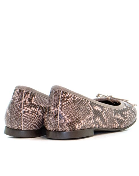 Naaktkleurige leren ballerina's van Deborah