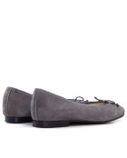 166807 Asgrijze suède ballerina's