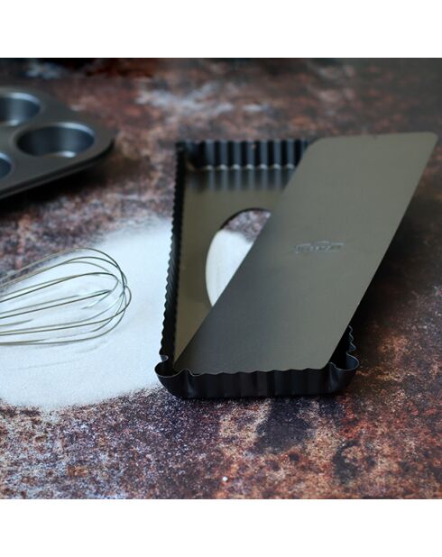 Rechthoekige taartvorm van koolstofstaal met zwarte amandine - 358 x 130 x 25 cm