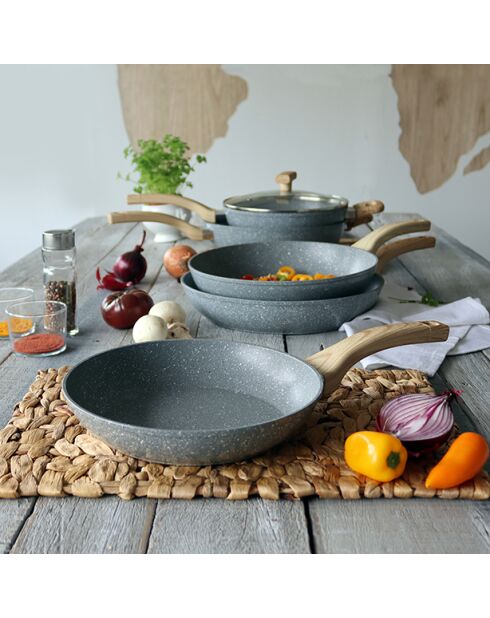 Poêle cannelle en aluminium avec poignée en bois clair - D.28cm