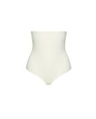 String sculptant taille haute ivoire