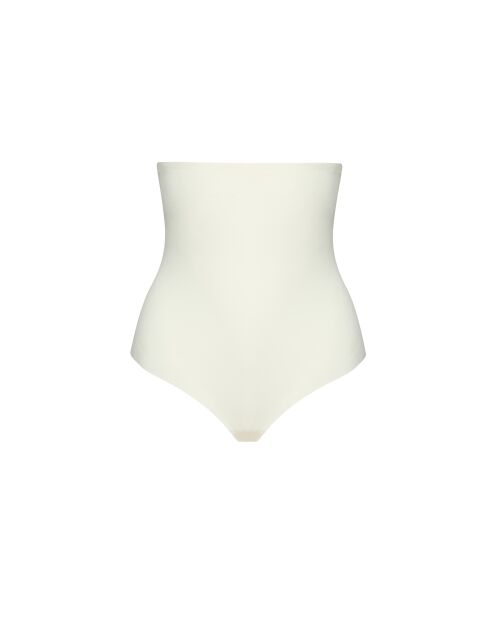 String sculptant taille haute ivoire