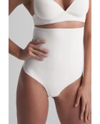 String sculptant taille haute ivoire