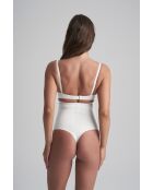 String sculptant taille haute ivoire