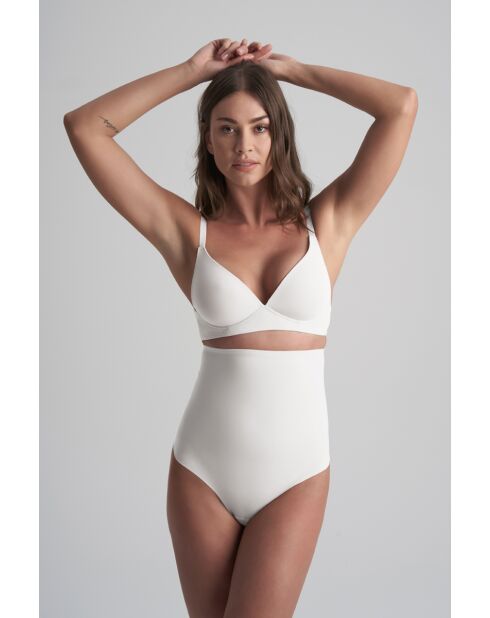 String sculptant taille haute ivoire