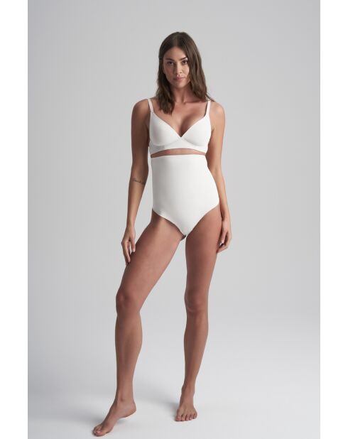 String sculptant taille haute ivoire