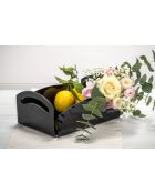 Cesta de fruta negra servida