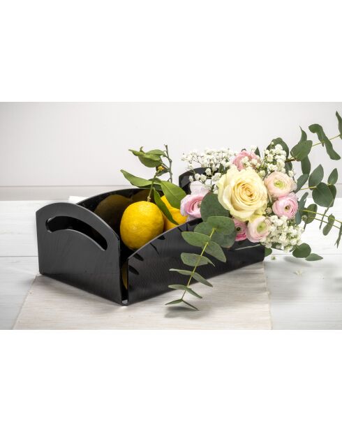 Cesta de fruta negra servida