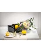 Cesta de fruta negra servida