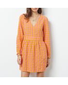 Hero-jurk gedrukt op roze achtergrond