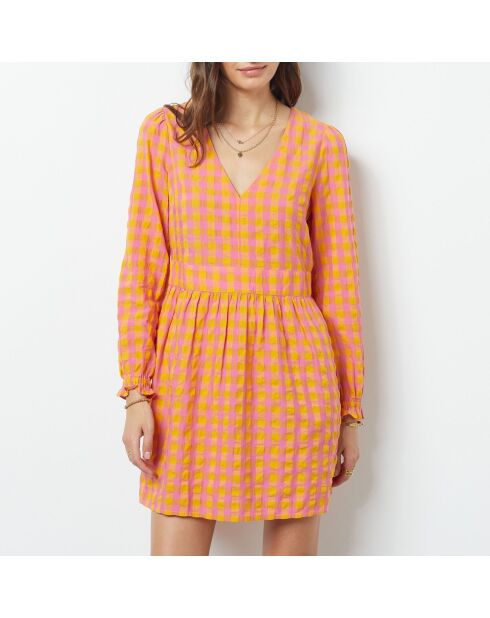 Hero-jurk gedrukt op roze achtergrond