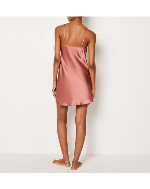 Melkachtig donker poederroze nachtjapon