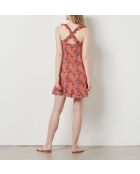 Fafacita-Kleid mit Backsteinhintergrund