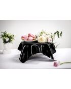 Grote zwarte gordijnen in het midden