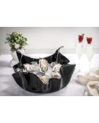 Grote zwarte gordijnen in het midden