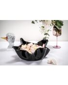 Grote zwarte gordijnen in het midden