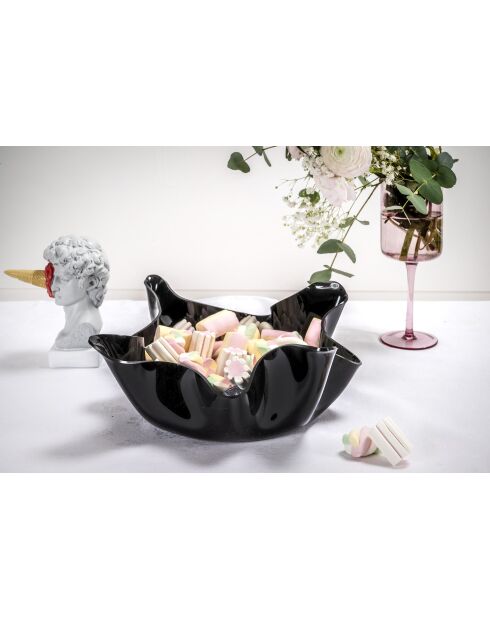 Grote zwarte gordijnen in het midden