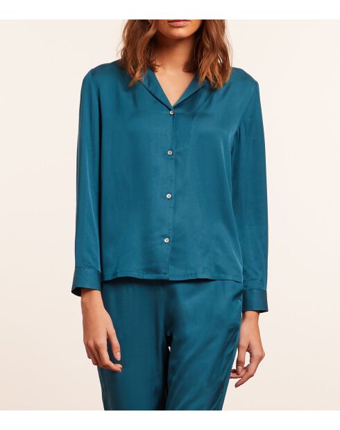 Beky shirt gedrukt op een groene achtergrond