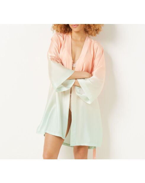 Tiara-Nachthemd mit rosafarbenem Hintergrund