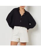 Una camisa negra de manga corta