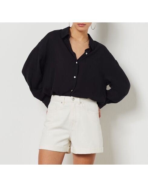 Een zwart overhemd in kleur