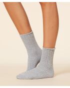 Nuovi calzini grigi in ciniglia