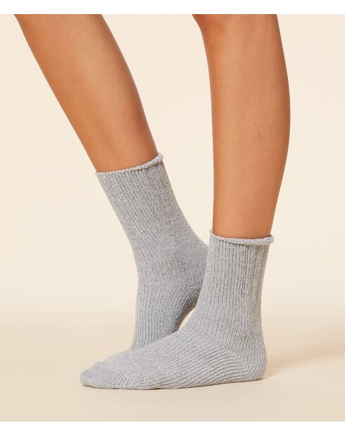 Nuovi calzini grigi in ciniglia