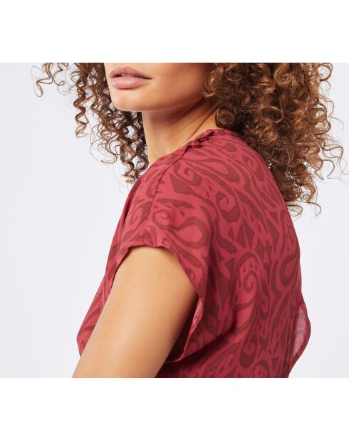 Romania jurk met opdruk op de achtergrond van baksteen