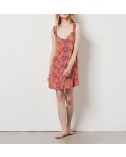 Fafacita-Kleid mit Backsteinhintergrund