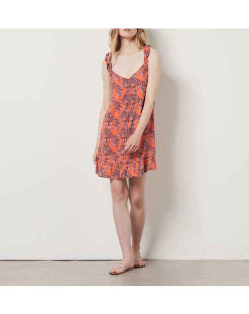 Fafacita-Kleid mit Backsteinhintergrund