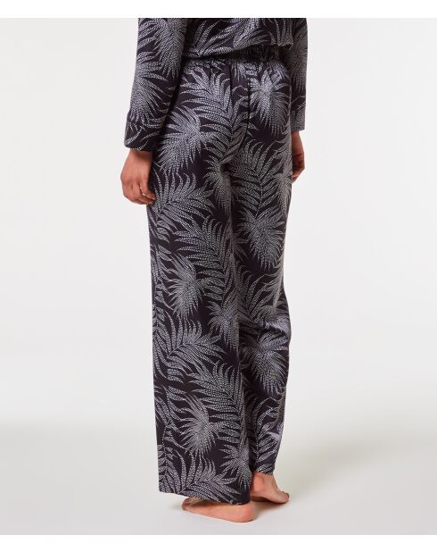 Nailea-broek gedrukt op een zwarte achtergrond