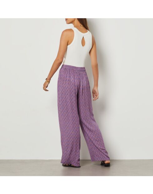 Lambert-Hose gedruckt auf blauem Hintergrund