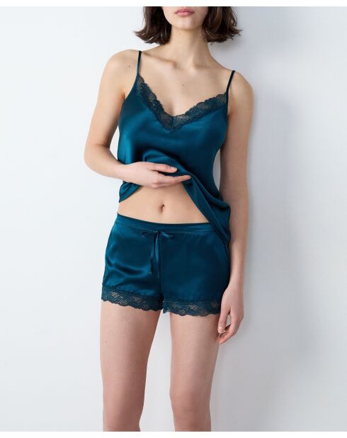 Milchige Shorts, gedruckt auf grünem Hintergrund