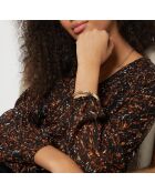 Blouse van Noellie gedrukt op een bruine achtergrond