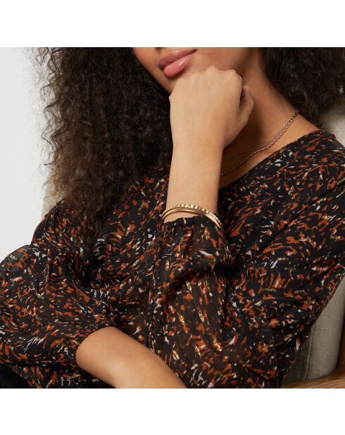 Noellie Bluse gedruckt auf braunem Hintergrund