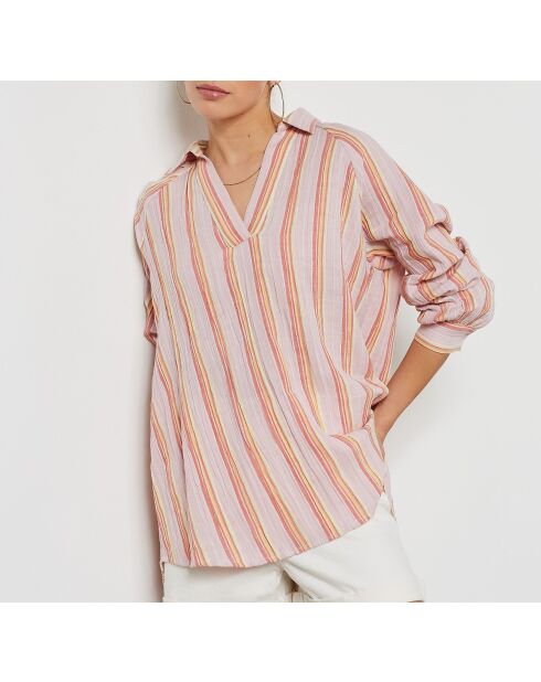 Figurgraue Bluse mit pinkem Hintergrunddruck