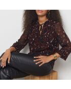 Nina Bluse gedruckt auf braunem Hintergrund