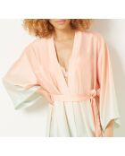 Tiara-Nachthemd mit rosafarbenem Hintergrund