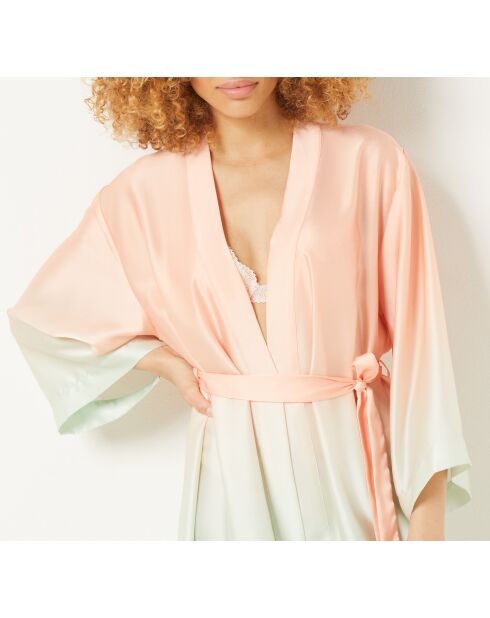 Tiara-Nachthemd mit rosafarbenem Hintergrund