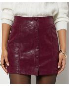 Falda burdeos desagradable
