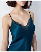 Melkachtig hemdje gedrukt op een groene achtergrond