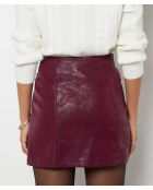 Falda burdeos desagradable