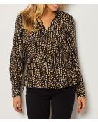 Una blusa estampada de pepa sobre fondo negro