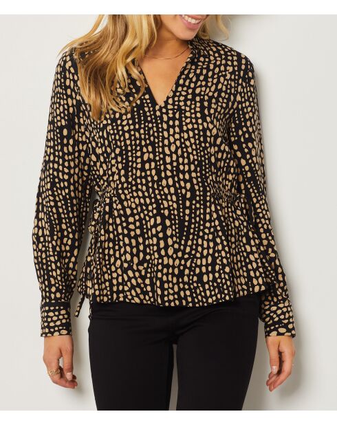 Een blouse met pepa-print op een zwarte achtergrond