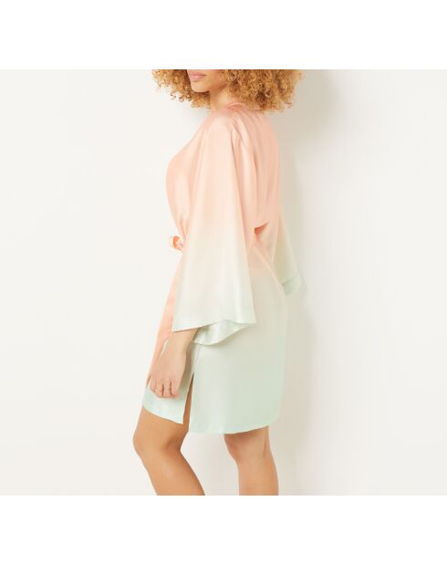 Tiara-Nachthemd mit rosafarbenem Hintergrund