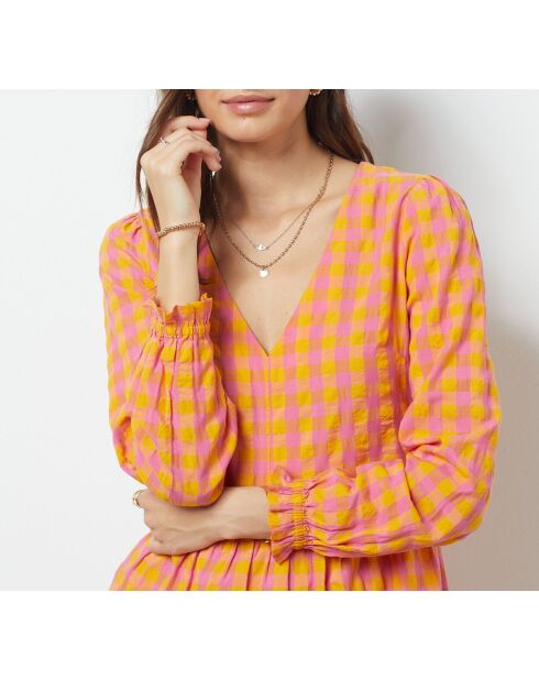 Hero-jurk gedrukt op roze achtergrond