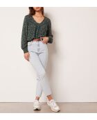 Julie shirt gedrukt op een groene achtergrond