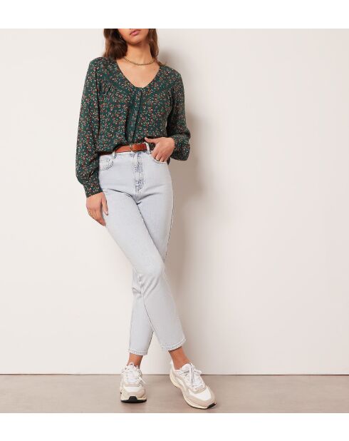 Julie shirt gedrukt op een groene achtergrond